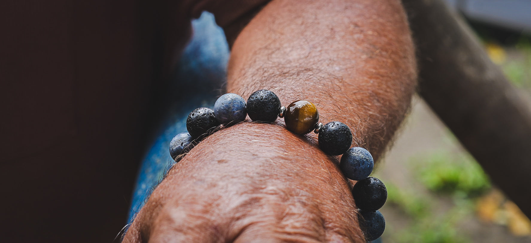 Bracelets & colliers en pierre volcanique